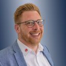 Vogler Tobias Hintergrund blau Kopie