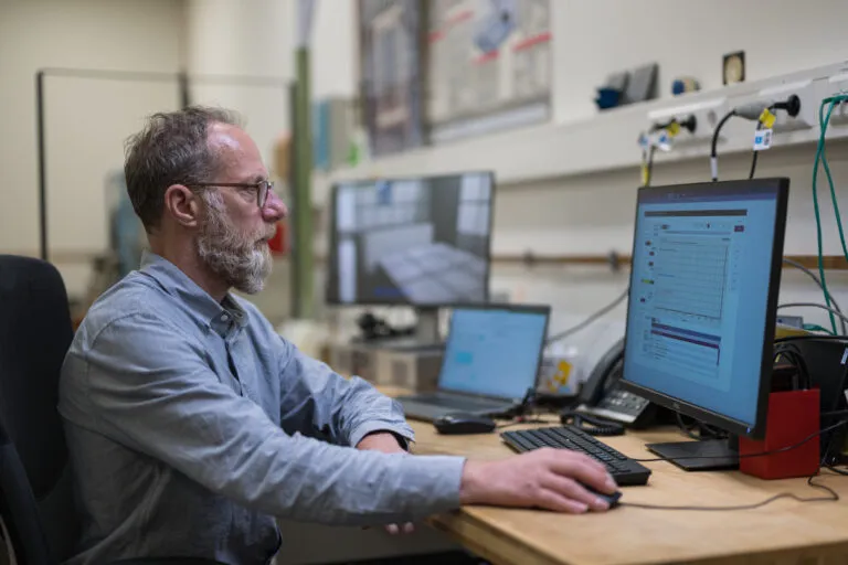 NMi Testlab-Labortechniker an einem Computertisch